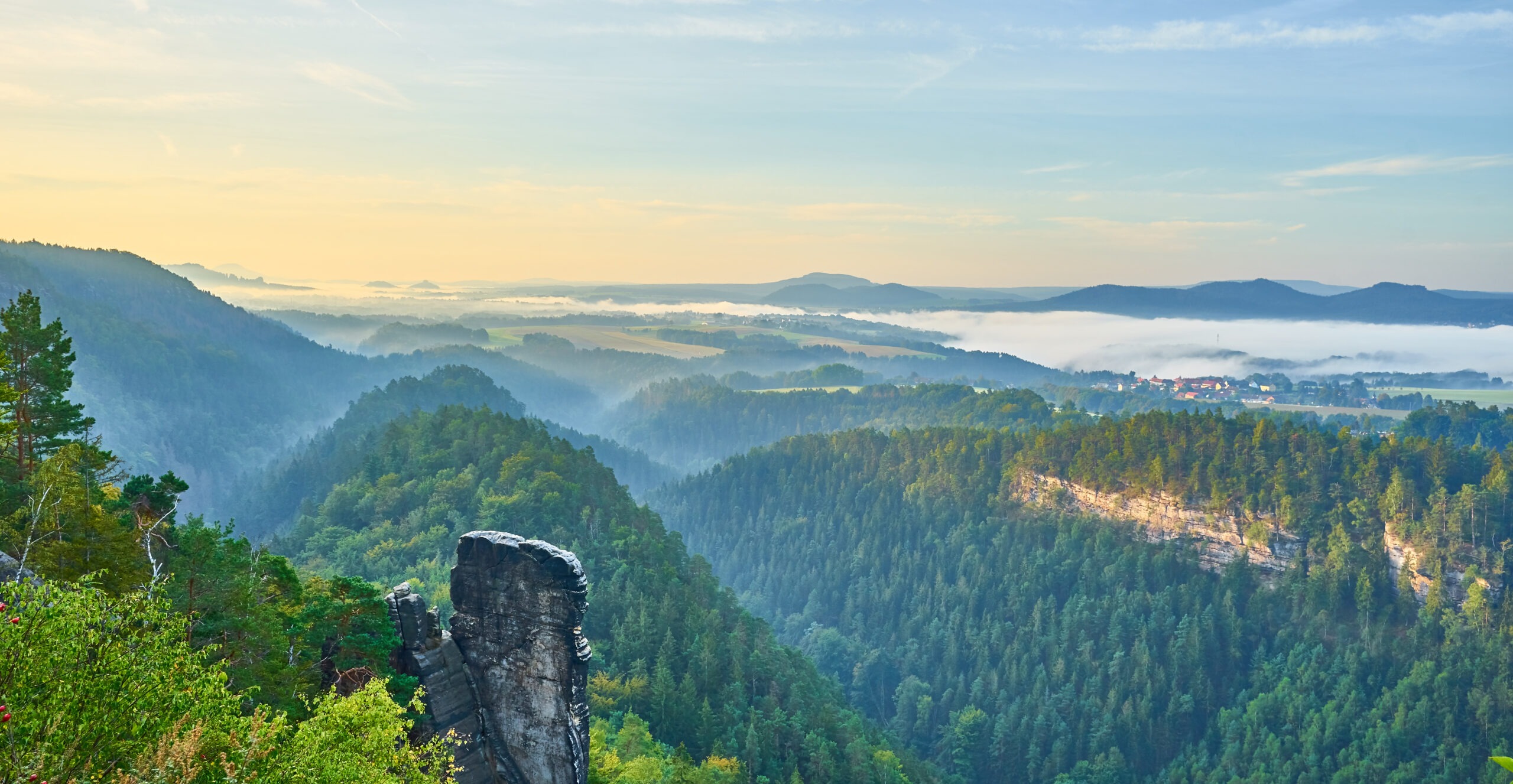 Brandaussicht bei Hohnstein, Blick ins Tal, im Hintergrund morgendlicher Nebel über der Ortschaft