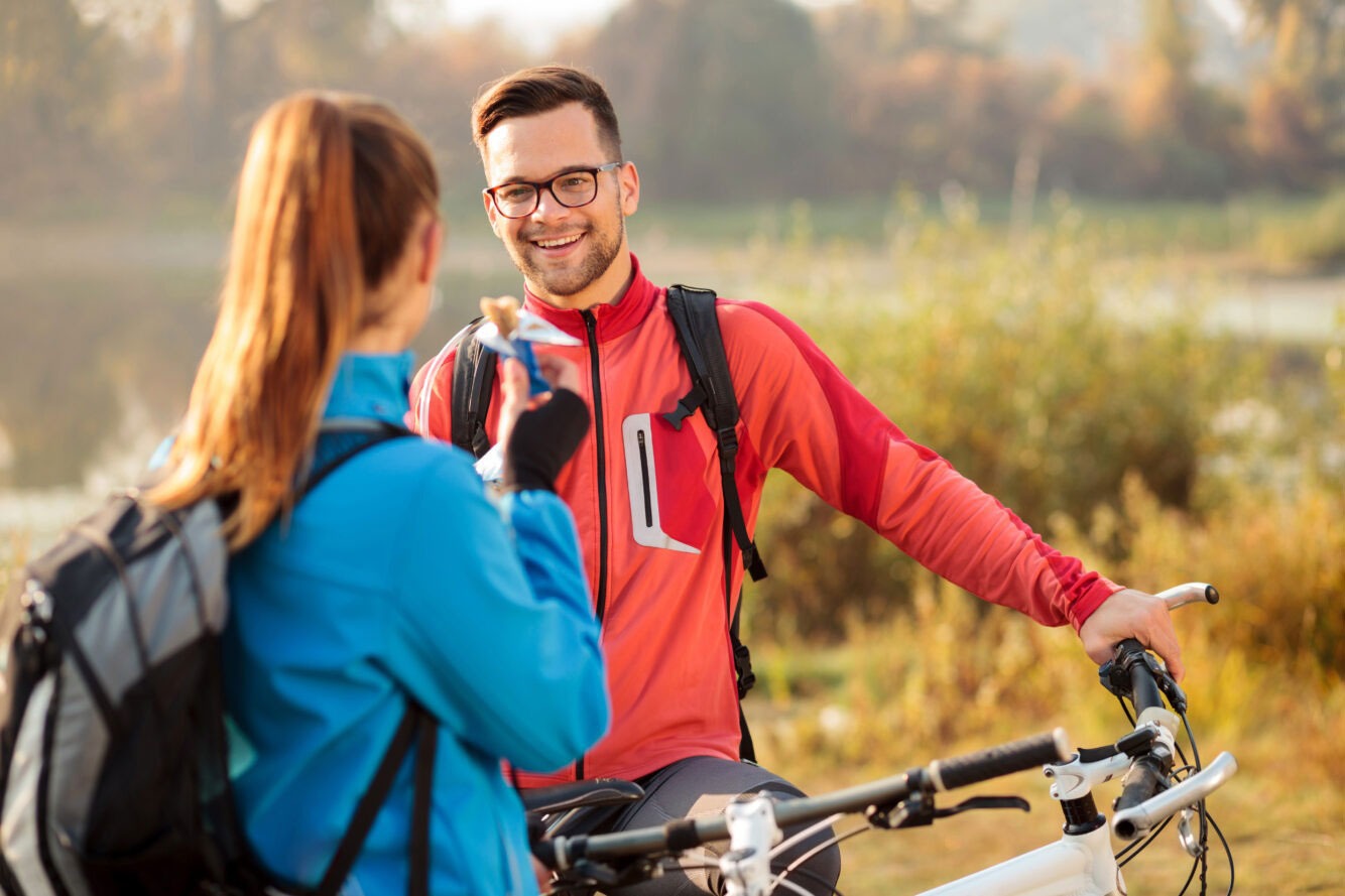 Radfahrer im Weseniztal unterhalten sich
